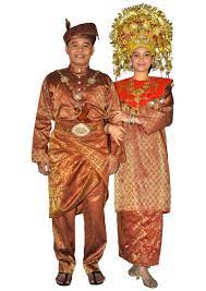 Negeri sembilan yang mendapat jolokan sebagai negeri minang kerana perkaitan sejarahnya dengan minangkabau di sumatera, menerima pengaruh minang bagi pakaian tradisionalnya. Jkkn Pemetaan Budaya Baju Pengantin Negeri Sembilan