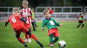 Dabei treten zwei fußballmanschaften (fußballvereine) gegeneinander an, wobei eine mannschaft aus elf spielern (davon ein torhüter) besteht. Faq Zu Neuen Spielformen Im Kinderfussball