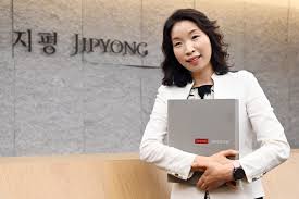 가정 전문 변호사이자 지역 변호사 협회 회장인 무스타파 야스피는 법원 시설견 시범 사업을 시작할 때 확신이 없었던 동료 변호사들을 설득시켜야 했다고 말한다. ê¹€ë¯¸ì • ì§€í‰ ë³€í˜¸ì‚¬ ê¸ˆìœµê°ë… ê²½í—˜ ì‚´ë ¤ ê¸ˆì†Œë²• ê¸¸ë¼ìž¡ì´ ë ê²ƒ