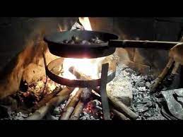 Per preparare le castagne al forno, iniziate intaccando le castagne: Castagne Arrosto Youtube