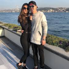 Learn about mesut ozil's beautiful wife, amine gulse. Photo Arsenal Star Mesut Ozil Poses With His Girlfriend In Turkey