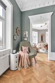 Some of the most trendy boho decorations in home design 2021 are the pouf ottomans, woven baskets, rugs, pillows as well as a wide variety of vintage pieces that bring additional soulfulness to the interior. Nice Moderne Wandfarbe Farbkonzept Gemutlicher Stuhl In 2021 Popular Interior Design Interior Design Styles Popular Interiors