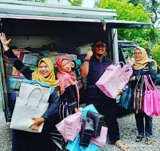Tas kulit anyaman bisa monokrom atau terdiri dari beberapa segmen berwarna bergantian satu demi satu. Tas Kresek Menganyam Laba Dari Inovasi Tas Anyaman Plastik