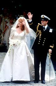 Ein halbes jahr nach ihrer verlobung gaben sich kronprinz felipe und letizia ortiz in der madrider almudena. 6 8 Millionen Euro Diese Royal Trug Teuerstes Brautkleid Promiflash De