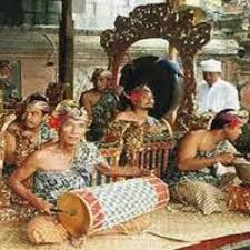 Sedangkan pada akhiran kata ada imbuhan kata an yang berfungsi. Gamelan Bali Balinese Gamelan Traditional Music By Dewa Satya