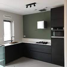 prachtige zwarte keuken in dit nieuwbouwhuis mooie groene wand zwartekeuken blackkitchen keuken keukentrends keuken keuken keuken zwart keuken interieur