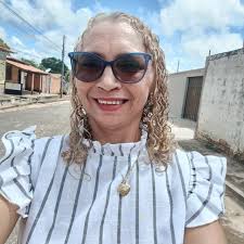 Às vezes a gente se esquece do quanto já suportou… Das dores que ninguém  viu, das batalhas travadas em silêncio e dos dias em que só a fé nos  manteve de pé.