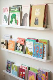 Ein Kind In Erster Klasse Und Seine Bucher Auf Leiste Fur Bilderrahmen Playroom Kids Playroom Boy Room