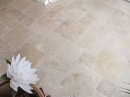 Travertin Crema Naturstein Bodenplatten Fur Den Innenbereich Natursteinfliesen Bodenplatten Natursteine