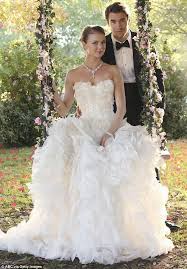 Revenge S Emily Thorne Poses With Husband To Be Daniel Grayson Movie Wedding Dresses Wedding Movies Tv Weddings