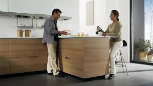 La madera es un material que nunca pasará de moda y por eso, hoy queremos mostrarte 15 diseños de cocinas de madera, perfectas para para casas pequeñas. Wood Melamine