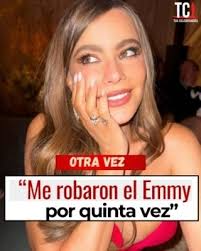 BRILLÓ en ALFOMBRA 🔌😅, En tono de #broma reacciona actriz #SofiaVergara  ante su derrota en los Premios #Emmy 2024. Fue nominada por su rol en la  #serie de #Netflix #GriseldaBlanco.