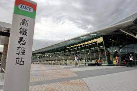 以宜蘭縣南、北狹長的地理環境， 高鐵終站選址 鐵道局擬定出 四城站 、 宜蘭站 、 縣政中心站 、 羅東站 4 個終站，而4 個終站站址前後相差20公里，全部採高架興建，1、設在 四城站 全長47.4公里，距離宜蘭9公里。 é«˜éµå˜‰ç¾©ç«™ å¤ªä¿å¸‚ å˜‰ç¾©ç¸£ å°ç£æ—…éŠè³‡è¨Š æ—…éŠå°Žè¦½ Travelkingæ—…éŠçŽ‹