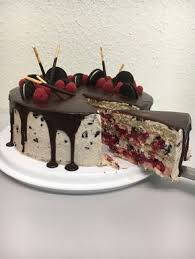 Hallo Meine Lieben Anbei Das Rezept Fur Die Oreo Himbeer Torte Die Ist Ein Echter Hingucker Und Verdamm Oreo Torte Rezept Kuchen Und Torten Buttercreme Torte