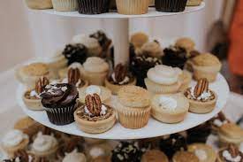 Devin And Charlie S Adorable Yummies From Their May Wedding At The Allan House Photo By Amanda Pomilla Photography Yummy Bakery Mini Cupcakes