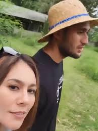 7 Potret Liburan Wulan Guritno ke Sukabumi, Seru Beri Makan Sapi