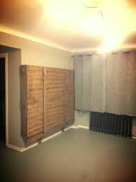 Cette Brillante Idee Est Un Lit Pliant Pour Le Mur Fait Entierement Avec Des Palettes Fondamentalement Le Concept Est De Faire Palette Diy Mur Lit Lit Mural