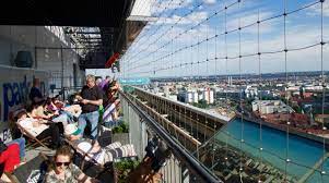 In metern höhe erhalten die besucher der dachterrasse des park inn hotels park inn by radisson berlin alexanderplatz, alexanderplatz 7, berlin. Berlin Die Schonsten Rooftop Bars Und Dachterrassen Peterstravel