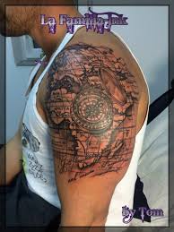 The right pec contains a tattoo of the letter a, inside a circle. Beste Schwarz Weiss Tattoos Tattoo Bewertung De Lass Deine Tattoos Bewerten