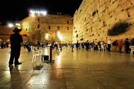 Die mauer ist ein früherer teil des zweiten tempels, der auf dem weg zur klagemauer betreten sie vom hotel in jerusalem aus die großen tore der altstadt und kommen innerhalb von etwa 10 minuten. Klagemauer