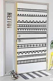Decora Una Puerta Simplemente Con Cinta Adhesiva De Colores Preferiblemente Tipo Washi No Olvides Cortarlas Siguiendo Este Patron Geometrico Decoracion Para Puerta Decoracion De Unas Decorando Paredes Blancas
