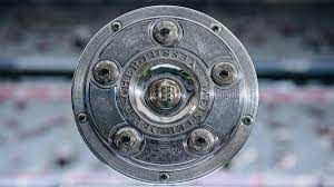Die trophäe für den meister der 2. Meisterschale Bundesliga Dfl Deutsche Fussball Liga Gmbh Dfl De