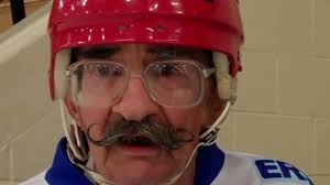 Mark Sertich je najstarším hokejistom na svete, jeho vek ale tak ľahko  neuhádnete