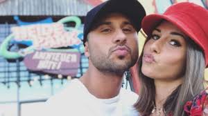 Am wochenende machte ihr freund allerdings eine sehr romantische ausnahme. Sarah Support Roberto Sitzt Im Schlag Den Star Studio Promiflash De