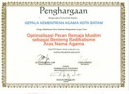 Piagam penghargaan merupakan salah satu tanda bukti yang diberikan kepada peserta lomba, juara kelas maupun kegiatan lainnya atas ketercapaian prestasi yang sangat membanggakan dalam suatu perlombaan atau semacam ajang persaingan. Piagam Penghargaan Optimalisasi Peran Remaja Muslim