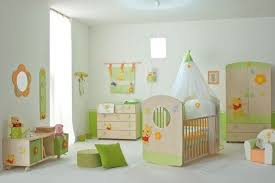 Création d'ambiance d'une chambre de petit garçon qui rentre en maternelle. Lit Winnie L Ourson Bebe