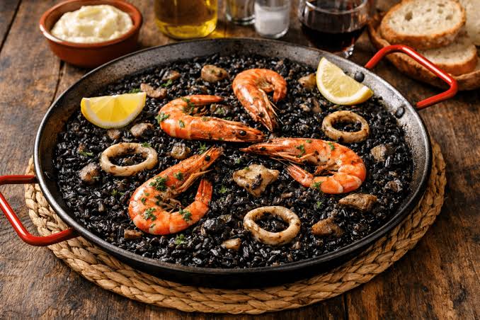 Arroz Negro Valenciano - Receta Mediterránea Exquisita