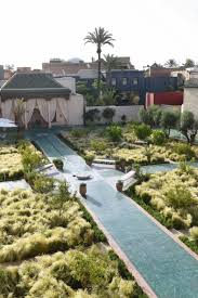 N 11 Fontaine Entre Deux Pavillons En Parure Solennelle Quatre Parcelles Entourent Harmonieusement Une Fontaine En Marbre Jardins Du Monde Le Riad Jardins