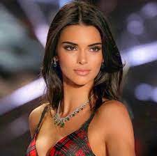 She is the daughter of kris jenner and caitlyn jenner, and ros. Kendall Jenner