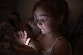 Niña Con Una Vela Fotos, retratos, imágenes y fotografía de archivo libres  de derecho. Image 24088924