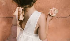Depuis l'empire romain, où la coutume voulait que la mariée porte une robe blanche et une couronne de fleurs d'oranger. Ou Trouver Les Tenues Des Enfants D Honneur De Votre Mariage La Mariee Aux Pieds Nus