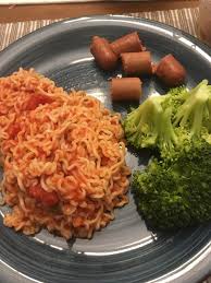 Will make this but leave out the carrot and onion and use cream to make this really low carb. Instant Ramen With Tomato Sauce Paired With Cold Cut Hot Dog And Broccoli Gotta Be Healthy Shittyfoodporn