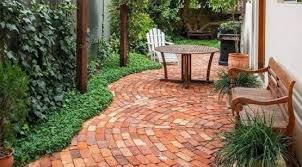 Taman hijau yang dibuat agak tinggi yang kemudian disisipkan area duduk dari kayu membuat halaman belakang rumah kamu terasa tertata dan lebih sejuk untuk bersantai. 12 Desain Taman Belakang Rumah Sempit Inspirasi Tepat Untuk Rumah Type 36 Skanaa