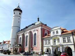 Stavba měla půdorys obdélníku, přičemž loď a presbytář v půdorysu i prostorově splynuly. Propamatky