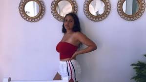 جنا عمرو من مواليد 10 يونيو 2005، تم اكتشافها عن طريق المخرج أكرم فريد عندما شاهدها في برنامج الأطفال الشهير ستار صغار الذي كان يعرض على قناة أبوظبى، وقدمها أكرم فريد في فيلم سامي أكسيد الكربون وقدمت دور البطولة إلى جانب الفنانة الكوميدي هاني رمزي. Ø¬Ù†Ø§ Ø¯ÙŠØ§Ø¨ ØªØªØ³Ø¨Ø¨ ÙÙŠ Ù‡Ø¬ÙˆÙ… Ø¹Ù„Ù‰ Ø¹Ù…Ø±Ùˆ Ø¯ÙŠØ§Ø¨ Ø¨Ø³Ø¨Ø¨ Ù…Ù„Ø§Ø¨Ø³Ù‡Ø§ Ø§Ù„Ø¬Ø±ÙŠØ¦Ø© Ù…Ø¬Ù„Ø© Ø³ÙŠØ¯ØªÙŠ