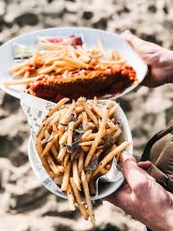 Sansibar Restaurant Genuss Currywurst I Truffelpommes I Lunch I Snack I Fries I Sylt I Urlaub I Vacation Currywurstsauce Genuss Lebensmittel Essen