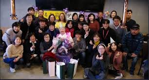 1992년 이후 한국정신대문제대책협의회(약칭 정대협) 간사, 사무국장, 사무총장 등을 역임하고 2008년부터 정대협 상임대표를 거쳐 일본군성노예제 문제해결을 위한 정의기억연대의 이사장을 역임했다. ìœ¤ë¯¸í–¥ ì™€ì¸íŒŒí‹° ì´ìŠˆ