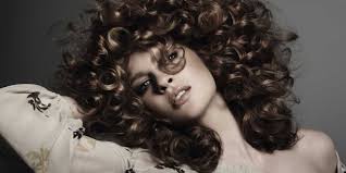 Taglio lungo e riccio con riga centrale, tra i migliori tagli e acconciature per donne mature. Il Taglio Giusto Per I Vostri Capelli Ricci Cambiarestile It