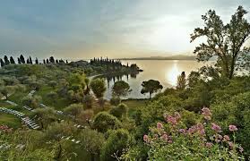 Pin Di Lago Di Garda Su Punta San Vigilio Vr Baie Sirene Lago