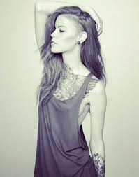 Take a note from miley cyrus and rock two high ponytails (with or without braids) to show off both your long hair and a sick shaved design. 45 Beste Frisuren Fur Langes Haar Modekleid Com Half Shaved Hair Shaved Long Hair Hair Styles