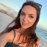 Carrie Daub's Instagram, Twitter & Facebook