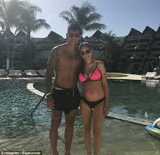 Diese seite zeigt die aktuellen gerüchte und wahrscheinlichkeiten zu dem spieler. Marcos Rojo Relaxes With Girlfriend Ahead Of Manchester United Return Daily Mail Online