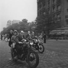 Porte D Orleans Paris 1953 Photo Robert Doisneau Robert Doisneau Black And White Photographs Black And White