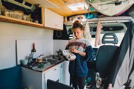 Zudem kann er seine standardküche durch selbstgebaute accessoires und möbelstücke aufwerten und ein beispiel hierfür stellt die folgende anleitung vor. Bauanleitung Indoor Camper Kuche Mein Camperausbau