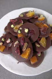Chocolate Bars With Dried Fruits And Nuts Lil Cookie Recipe Breakfast Dessert Recipes Sweet Recipes Candy Recipes