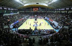 Lapangan bola basket berbentuk persegi panjang dengan dua standar ukuran, yakni panjang 28,5 meter dan lebar 15 meter untuk standar national basketball association dan panjang 26 meter dan lebar 14 meter untuk standar federasi bola basket internasional. Ukuran Lapangan Bola Basket Lengkap Gambar Dan Keterangannya Markijar Com